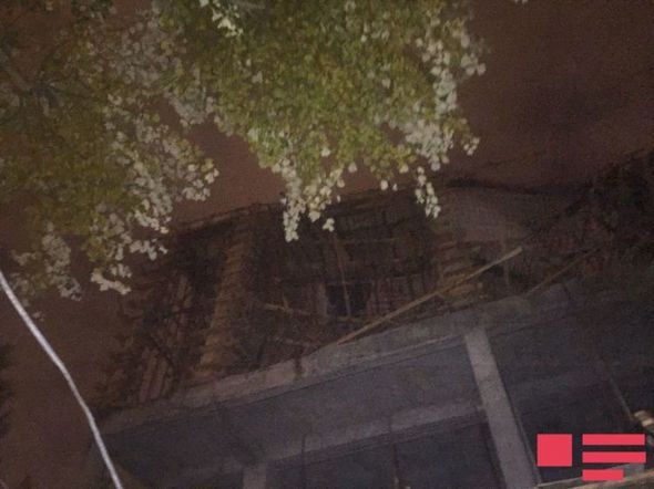 Bakıda tikilməkdə olan bina uçdu (FOTOLAR)