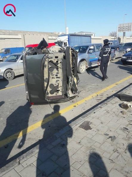 Bakıda dəhşətli qəza: avtomobil iki yerə bölündü - FOTO