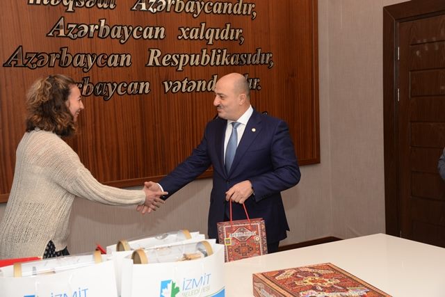 Türkiyə Respublikası İzmit Bələdiyyəsinin nümayəndə heyəti Nəsimi rayon İcra Hakimiyyətində olmuşlar