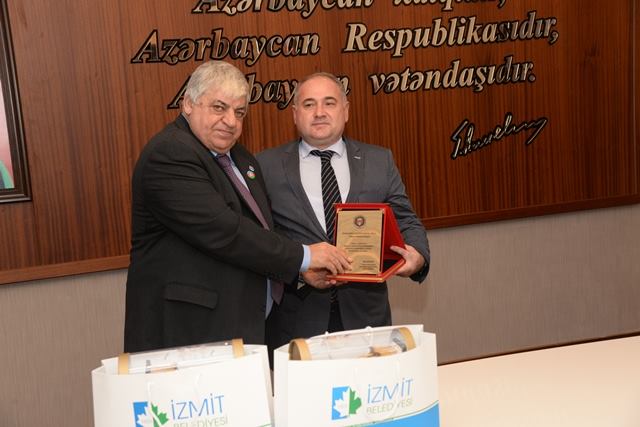 Türkiyə Respublikası İzmit Bələdiyyəsinin nümayəndə heyəti Nəsimi rayon İcra Hakimiyyətində olmuşlar