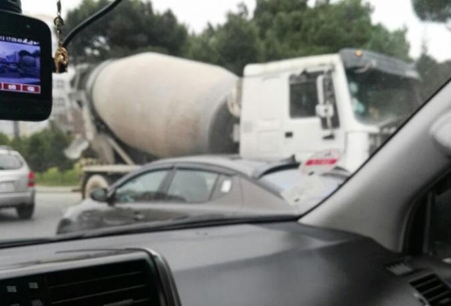 Beton qarışdıran yük maşını Bakıda ağır qəza törətdi - FOTO