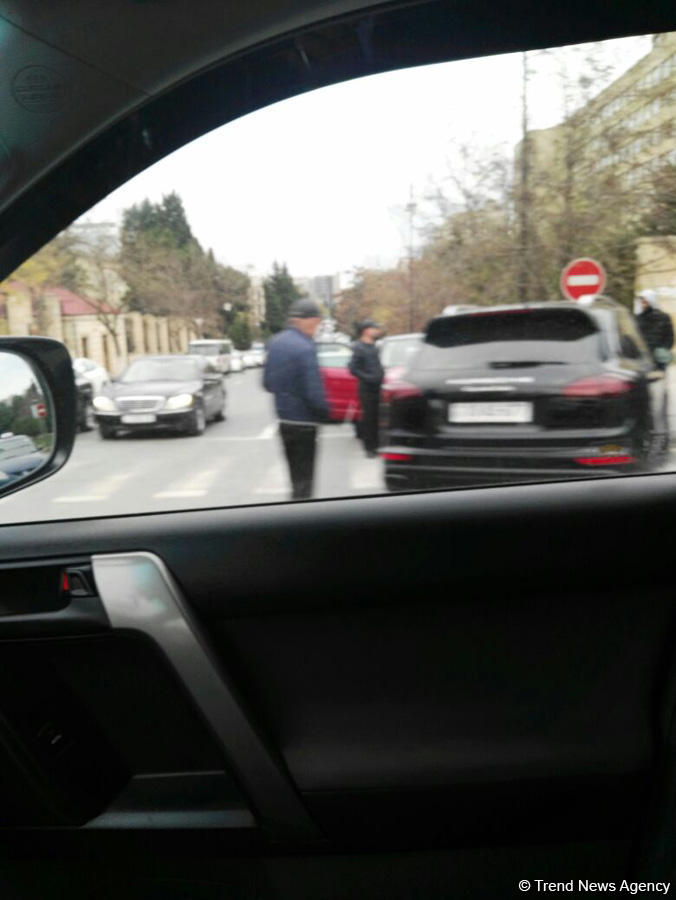 Beton qarışdıran yük maşını Bakıda ağır qəza törətdi - FOTO