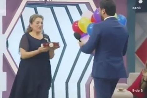 Zaur Kamala canlı efirdə sürpriz - anası studiyaya gəldi - FOTO