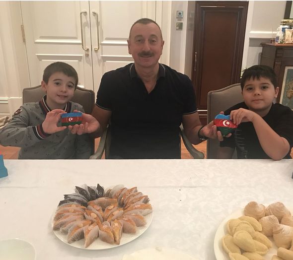Nəvələrindən prezidentə ad günü hədiyyəsi – FOTOLAR