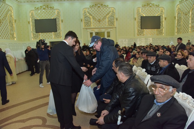 Nəsimi rayonunda aztəminatlı ailələrə bayram sovqatları verildi - FOTO