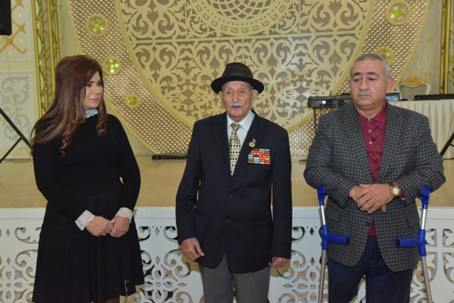 Nəsimi rayonunda aztəminatlı ailələrə bayram sovqatları verildi - FOTO