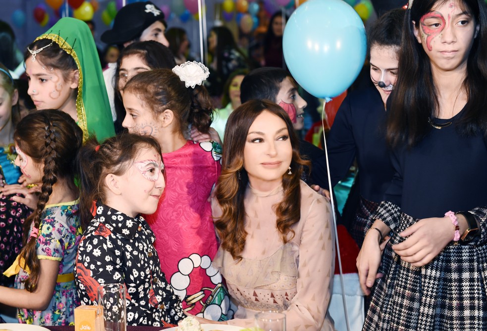 Mehriban Əliyeva qızları və nəvəsi ilə Yeni il şənliyində - Fotolar