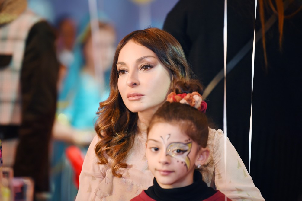 Mehriban Əliyeva qızları və nəvəsi ilə Yeni il şənliyində - Fotolar