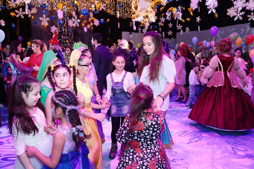 Mehriban Əliyeva qızları və nəvəsi ilə Yeni il şənliyində - Fotolar