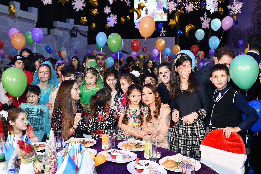 Mehriban Əliyeva qızları və nəvəsi ilə Yeni il şənliyində - Fotolar