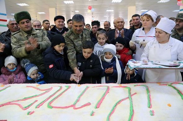 Müdafiə naziri bayram süfrəsi arxasında – FOTO