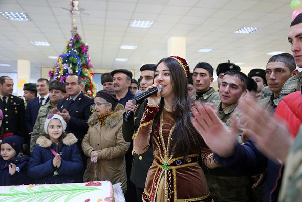 Müdafiə naziri bayram süfrəsi arxasında – FOTO