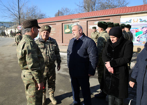 Müdafiə naziri bayram süfrəsi arxasında – FOTO