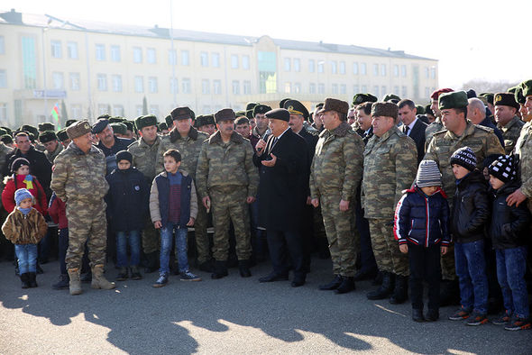 Müdafiə naziri bayram süfrəsi arxasında – FOTO