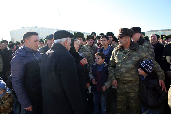 Müdafiə naziri bayram süfrəsi arxasında – FOTO