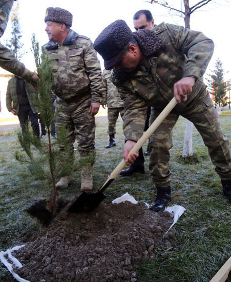 Müdafiə naziri bayram süfrəsi arxasında – FOTO