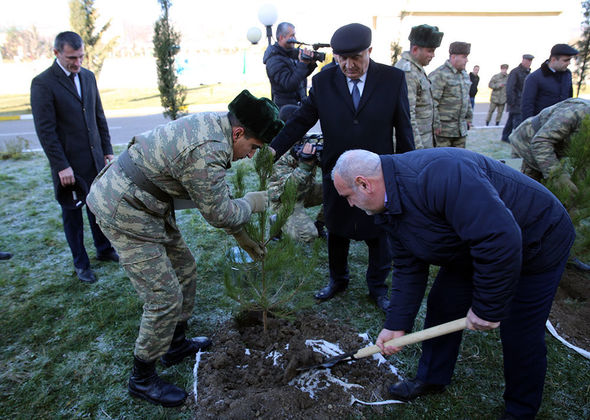 Müdafiə naziri bayram süfrəsi arxasında – FOTO