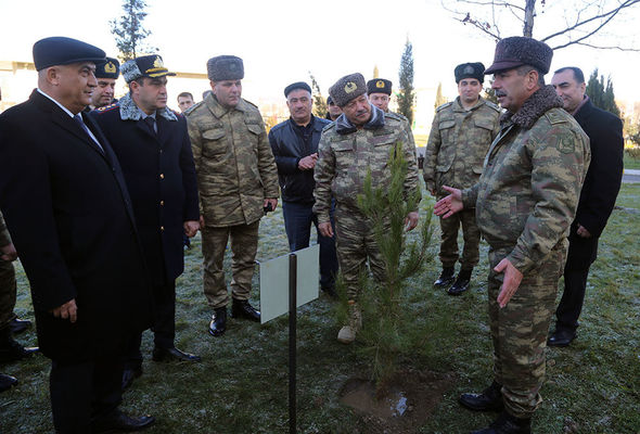 Müdafiə naziri bayram süfrəsi arxasında – FOTO