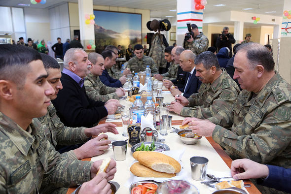 Müdafiə naziri bayram süfrəsi arxasında – FOTO