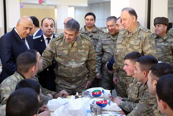 Müdafiə naziri bayram süfrəsi arxasında – FOTO