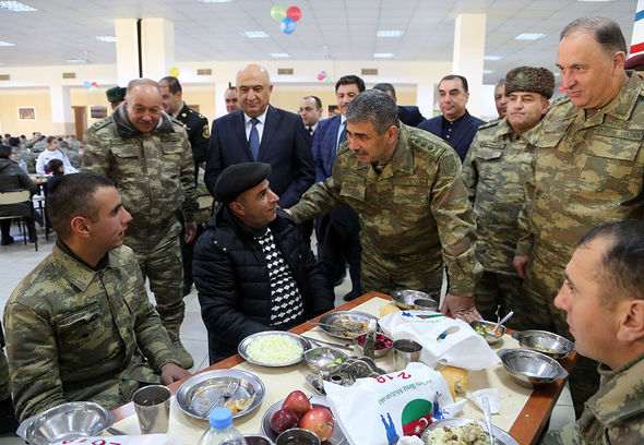 Müdafiə naziri bayram süfrəsi arxasında – FOTO