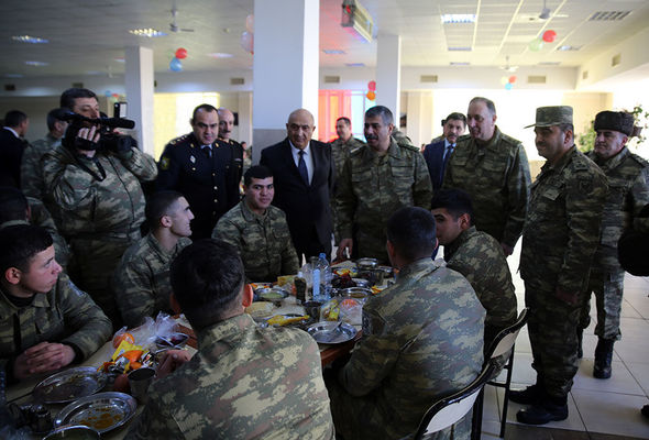 Müdafiə naziri bayram süfrəsi arxasında – FOTO