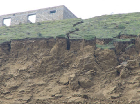 Ermənistan ordusunun hərbi maşını qəzaya uğradı: Yaralılar var (FOTOLAR)
