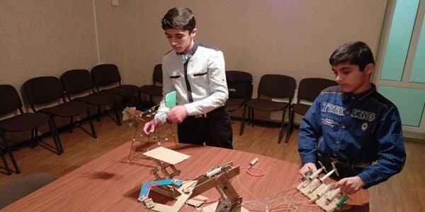 Qubada qardaşlar robot hazırladı (FOTOLAR)