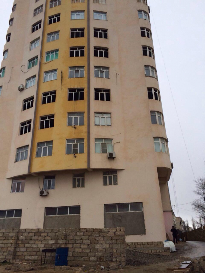 Bakıda böyük təhlükə: 16 mərtəbəli yeni binada çatlar yarandı - FOTOLAR