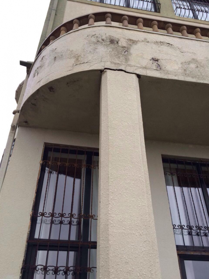 Bakıda böyük təhlükə: 16 mərtəbəli yeni binada çatlar yarandı - FOTOLAR