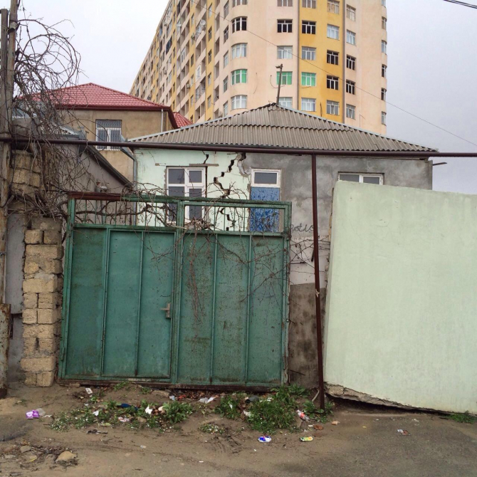 Bakıda böyük təhlükə: 16 mərtəbəli yeni binada çatlar yarandı - FOTOLAR