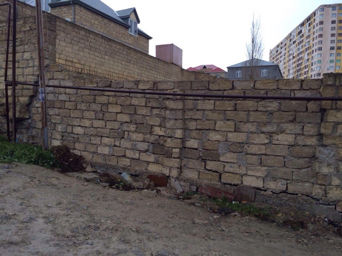 Bakıda böyük təhlükə: 16 mərtəbəli yeni binada çatlar yarandı - FOTOLAR
