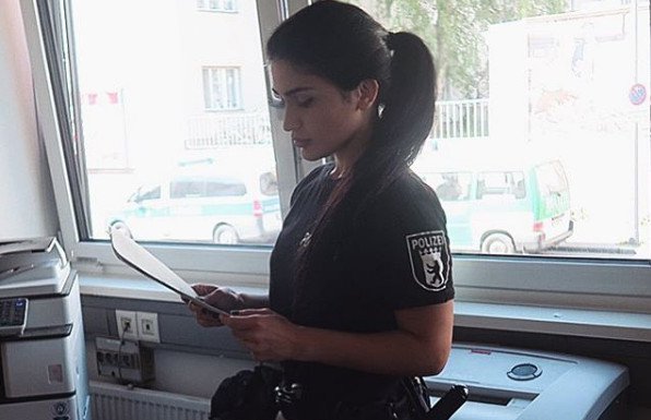 Almaniyada işləyən azərbaycanlı polis qız: “Atam xərçəngdir, anam isə…” - FOTOLAR