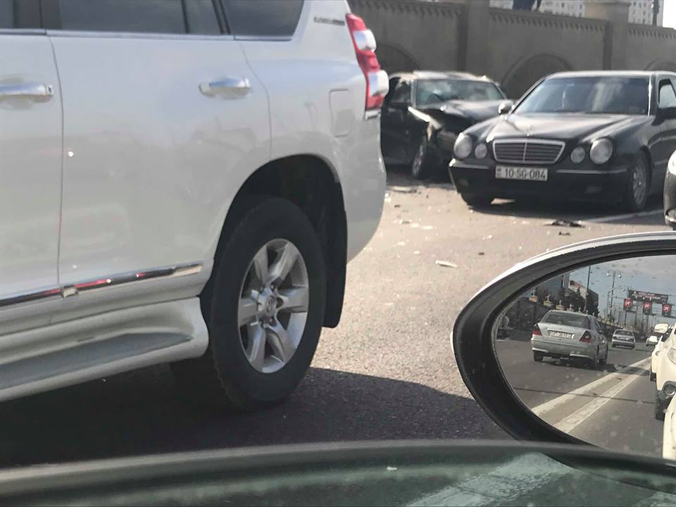 Bakıda dəhşətli qəza: 4 avtomobil toqquşdu - FOTOLAR