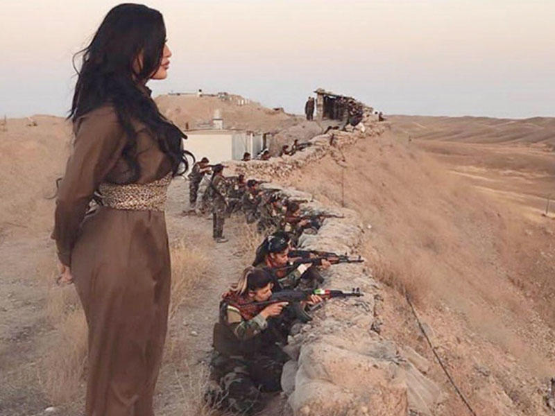Sosial şəbəkələrdə terrorçularla şəkli yayılan qadın kimdir? - FOTO
