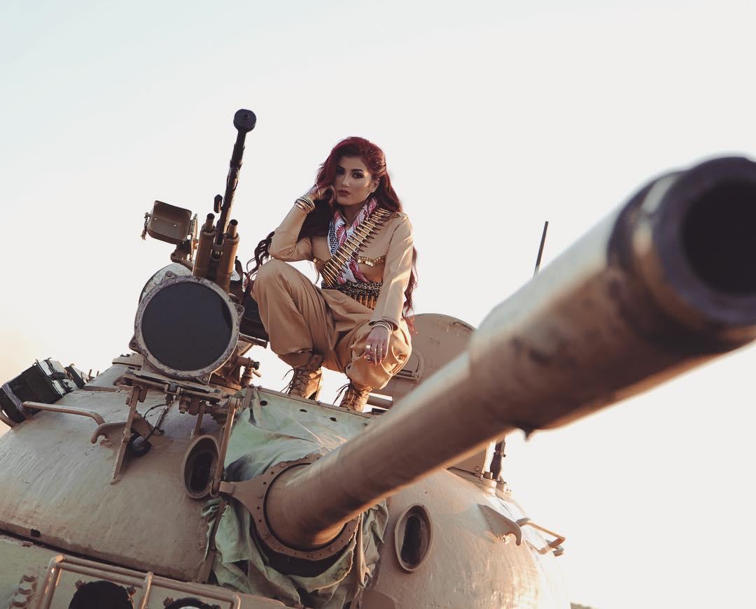 Sosial şəbəkələrdə terrorçularla şəkli yayılan qadın kimdir? - FOTO