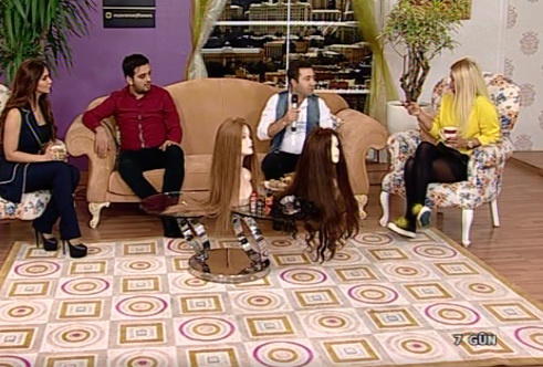 Azərbaycanlı aparıcının qısa şortu verilişə damğa vurdu - FOTO