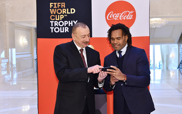 Ulduz futbolçu İlham Əliyevlə “selfie” çəkdirdi