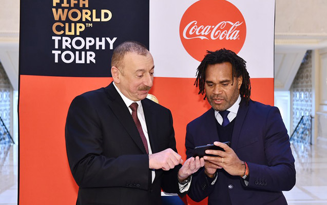 Ulduz futbolçu İlham Əliyevlə “selfie” çəkdirdi