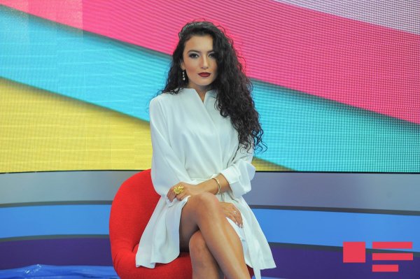 Canlı efirə açıq-saçıq geyimdə gələn Dilarə tənqid olundu - FOTOLAR