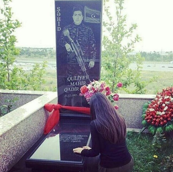 Sevgilisi Aprel şəhidinin qəbrinin üstündə - FOTO