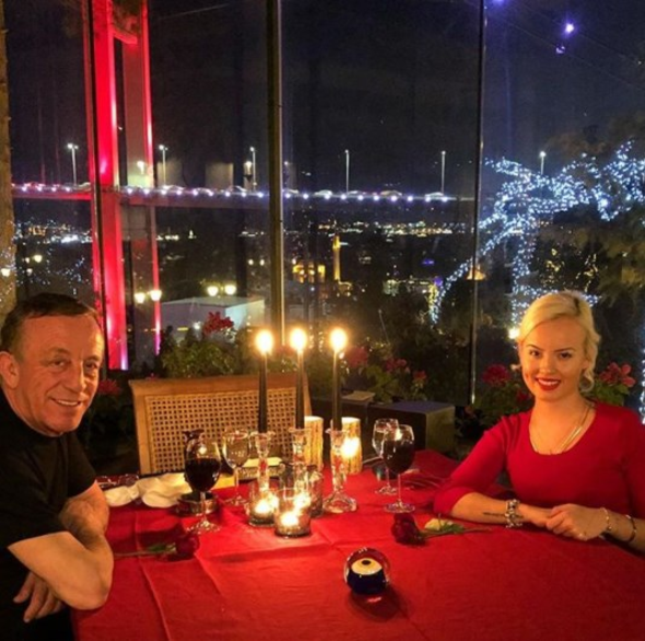 39 yaş kiçik sevgilisi iş adamını belə təbrik etdi - FOTOLAR