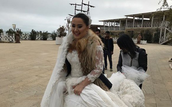 400 minlik toyu olan Aysel yenidən gəlinlik geyindi, amma bu gəlinlik söz söhbətə səbəb oldu- FOTOLAR