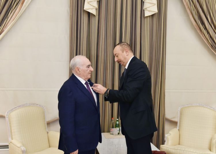 İlham Əliyev Fəttah Heydərova “İstiqlal” ordenini təqdim etdi