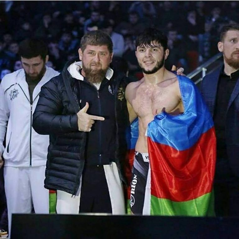 Boksçumuzdan çeçenlərə göz dağı: Bayrağımıza sarılıb, Kadırovla poz verdi - FOTO
