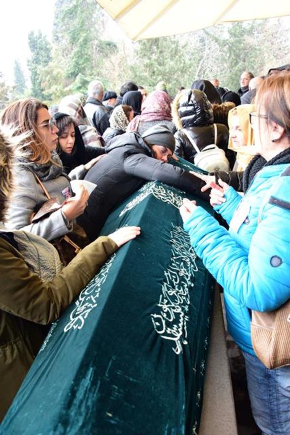 Məşhur aktrisanın atası vəfat etdi - FOTOLAR
