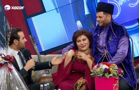 Zaur efirdə qolunu Tellinin boynuna keçirib, sinəsinə sıxdı - VİDEO/FOTO