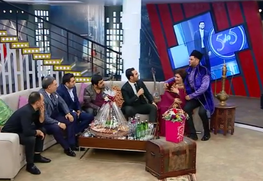 Zaur efirdə qolunu Tellinin boynuna keçirib, sinəsinə sıxdı - VİDEO/FOTO