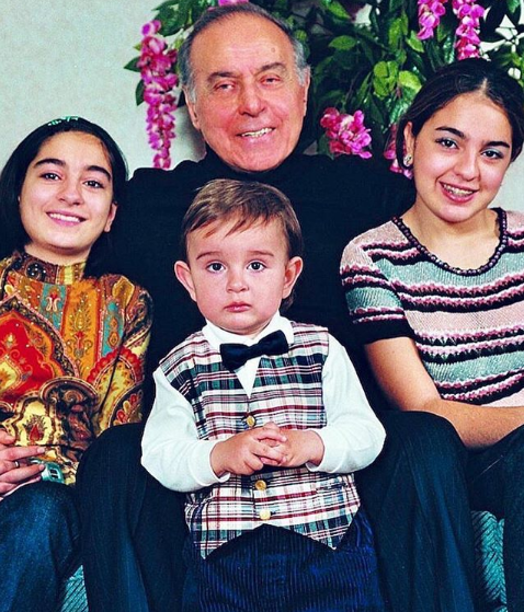 Prezidentin övladlarının uşaqlıq fotosu
