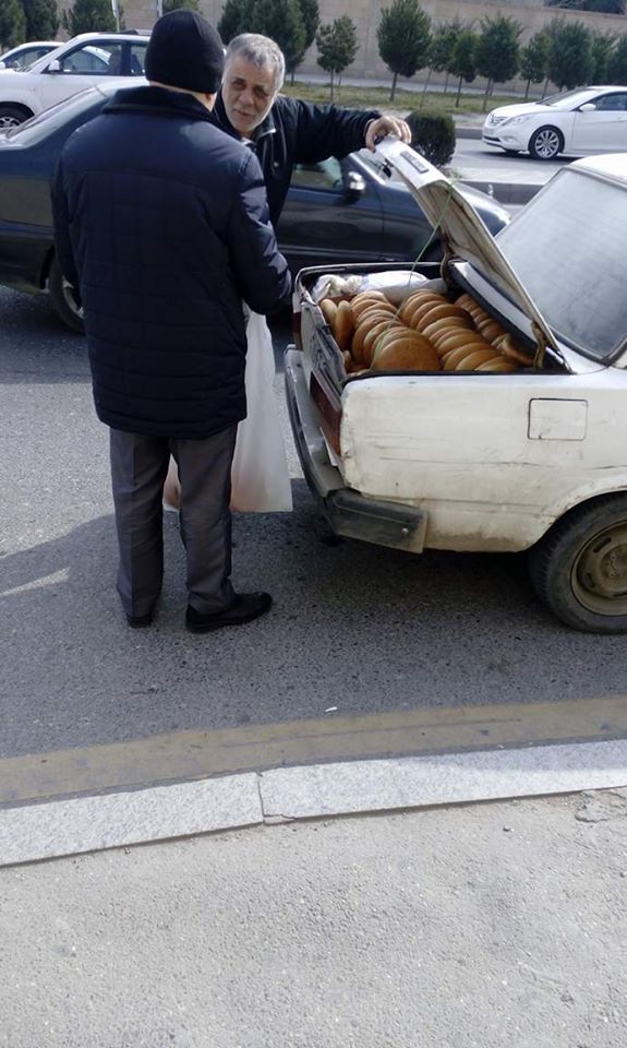 Biz bu çörəkləri yeyirik? – DƏHŞƏTLİ MƏNZƏRƏ